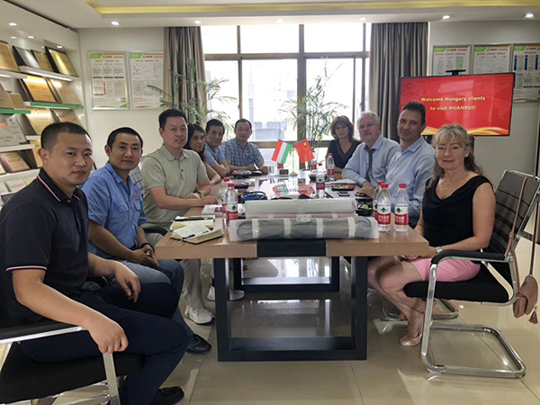 外貿(mào)客戶和技術團隊交流